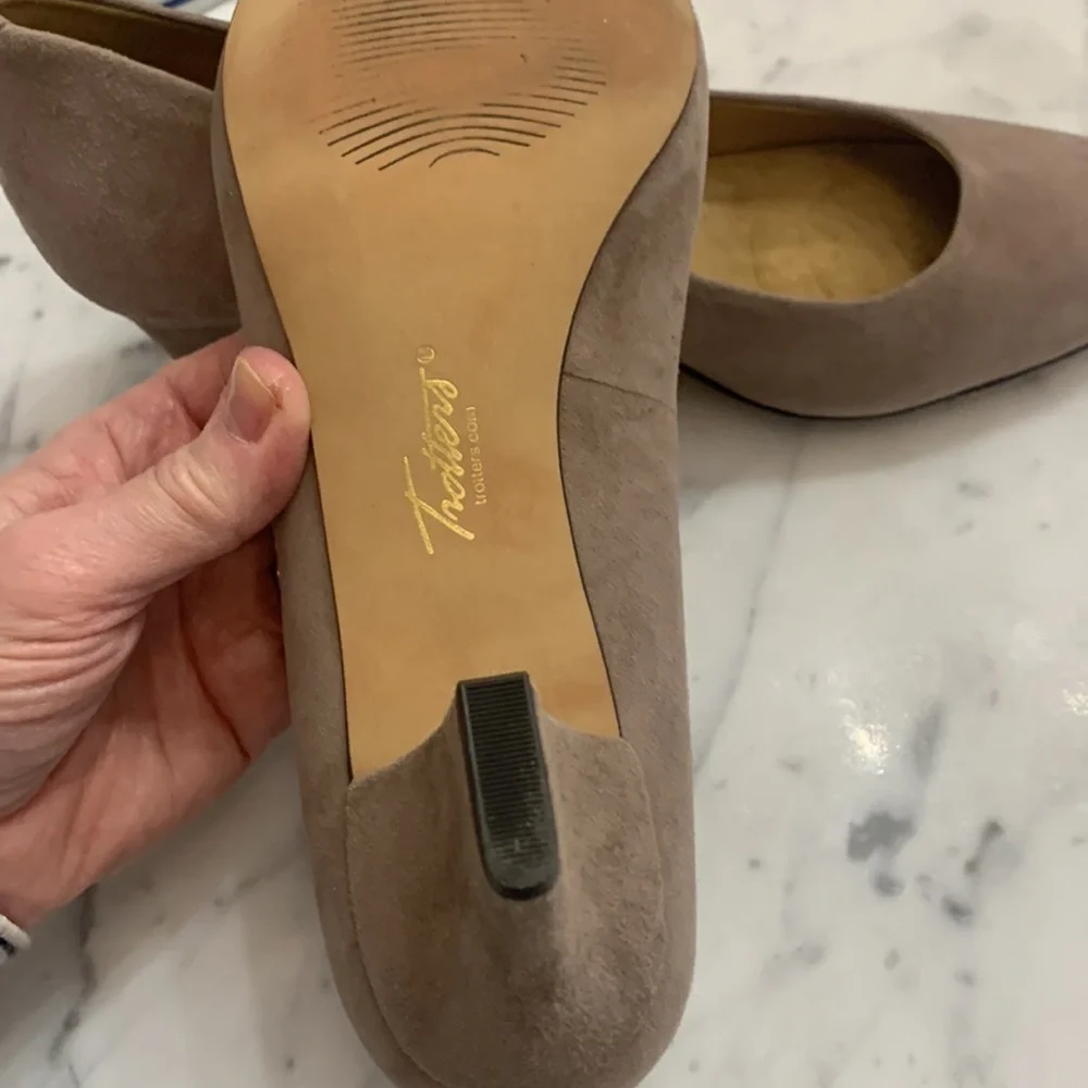 Trotters suede EUC nude tan Penelope 9.5 M power pump all day comfort